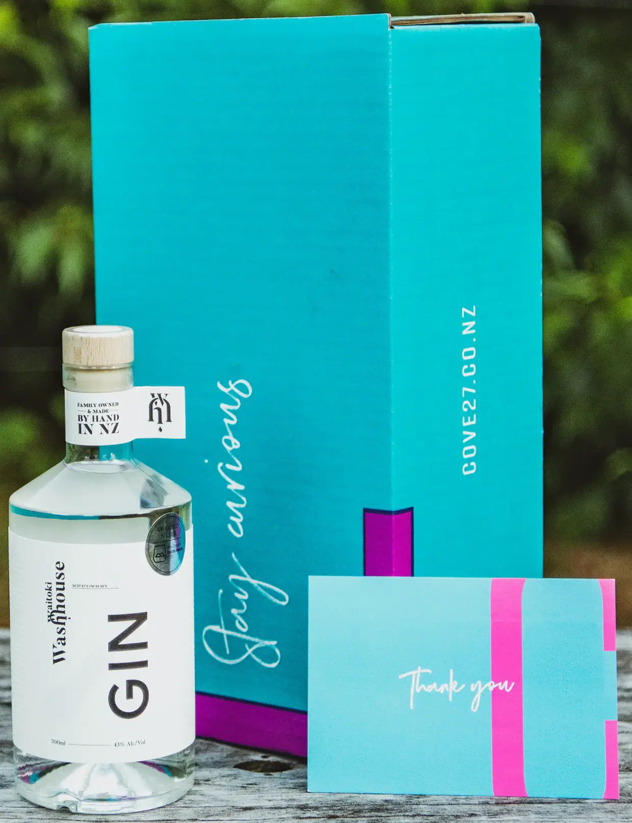 Load image into Gallery viewer, An image of a COVE 27 Premium Packaging medium sized gift box and thank you card