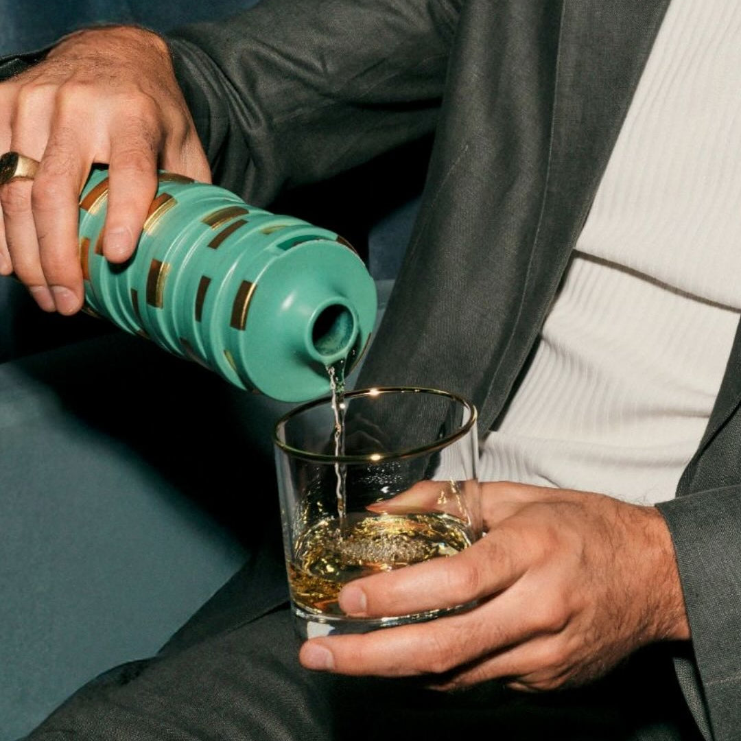 Load image into Gallery viewer, Man pouring a bottle of CasAzar Reposado Tequila into a glass.