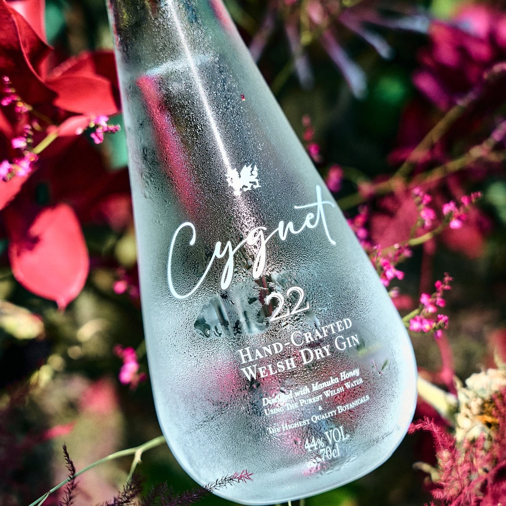 Load image into Gallery viewer, Cygnet 22 Welsh Dry Gin