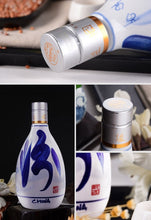 Load image into Gallery viewer, Fenjiu Qinghua Blue &amp; White 30YO Baijiu 500ml